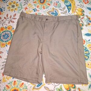 Greg Norman men's shorts in a size 40. They're in like new condition.
